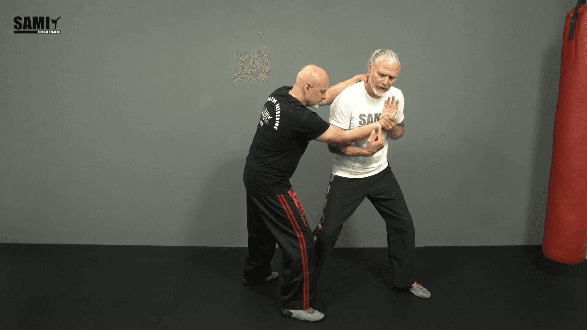 Defense against Choke from the side (two hands) - attack the genitals