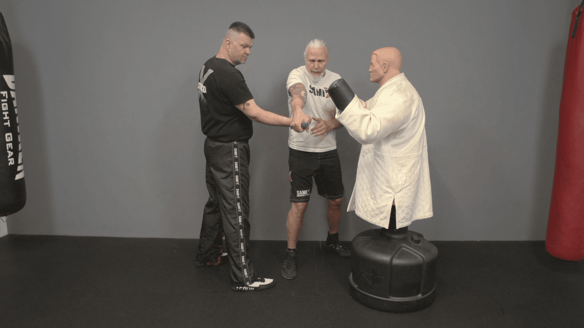 Pistol threat - Technique 03 from the chain in practice