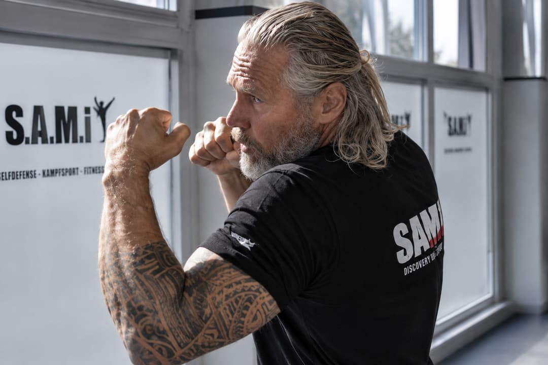 Ein Trainer demonstriert eine Box-Deckung im SAMI-Gym.
