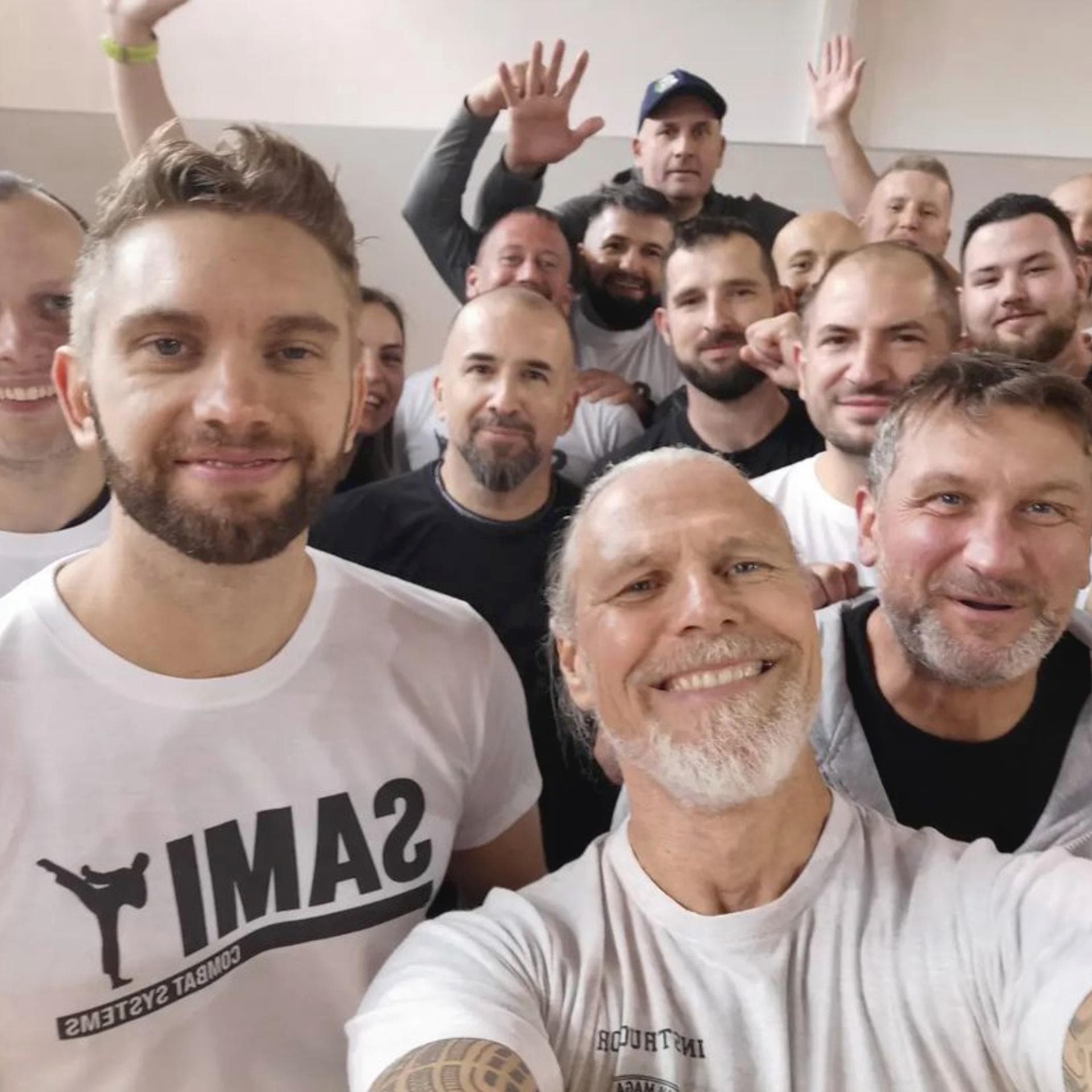 Peter Weckauf con un grupo de entrenamiento sonriente